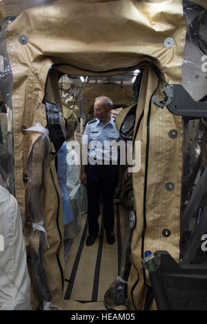 Stati Uniti Air Force Lt. Gen. Mark Ediger, chirurgo generale, sede U.S. Air Force, ispeziona il trasporto sistema di isolamento dopo la fine del HQ AMC esercizio Solace di mobilità su un C-17 per la Flightline a base comune Andrews, Md., Agosto 16, 2016. Esercitare la mobilità Solace fornisce AMC, lavora con partner la possibilità di valutare i protocolli e le sequenze operative di spostamento di più pazienti esposti o infettati con il virus di Ebola utilizzando il TIS durante la prova le sue capacità e lavorando di concerto con le varie unità militari, primi responder e agenzie governative locali. ( Tech. Sgt. Greg Foto Stock