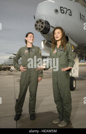 Il cap. Jennie Schoeck e attrice Moon Bloodgood incontrato nella parte anteriore di un A-10 combattente per un colloquio con le notizie dei media, durante la produzione di Terminator Salvation a Kirtland Air Force Base, NM sulla luglio 18, 2008. Il cap. Schoeck è assegnato al 358 Fighter Squadron, Davis-Monthan Air Force Base, AZ era la A-10 fighter advisor per la produzione. Moon Bloodgood raffigura una resistenza del filo pilota nel filmato. Il 358mo Fighter Squadron è la Air Force è attiva solo per impieghi A/OA-10una formazione formale unità il 358FS conduce tutti corso formale diretto di transizione di aeromobili, giorno/notte armi e t Foto Stock