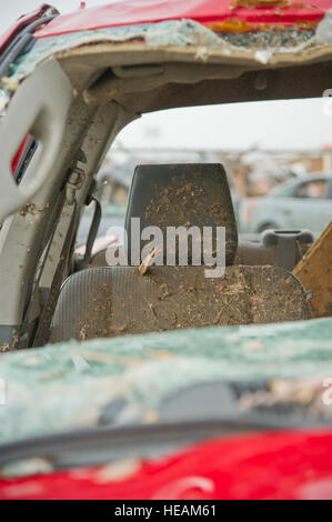 Il sedile del passeggero di un pickup è lasciato impalato da una scheggia di legno dopo il maggio del xx tornado, Moore, Okla., 23 maggio 2013. La città di Moore ha preso un colpo diretto da un letale tornado il 20 maggio 2013. ( Staff Sgt. Caroline Hayworth Foto Stock