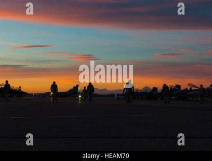 Avieri con Marine Fighter Squadron di attacco 232, Marine Corps Air Station Miramar, California, il comportamento di un oggetto estraneo e detriti controllare prima di un sortie 11 ott. 2016, durante la bandiera rossa-Alaska (RF-A) 17-1 a Eielson Air Force Base in Alaska. RF-A permette a giunto e unità internazionali per affinare le loro abilità di combattimento da battenti di combattimento simulato sortite in una minaccia reale ambiente. Il personale Sgt. Shawn nichel) Foto Stock