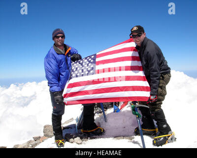 Il monte ELBRUS, Russia -- il primo tenente Contrassegnare Uberuaga (sinistra) e il cap. Rob Marshall orgogliosamente mostrare la bandiera americana dopo aver raggiunto la vetta del Monte Elbrus. Il tenente Uberuaga è assegnato al ventunesimo Special Operations Squadron e capitano Marshall è assegnato alla 67th Special Operations Squadron. Entrambi sono da Royal Air Force Mildenhall, Inghilterra. (U.S. Air Force foto) Foto Stock