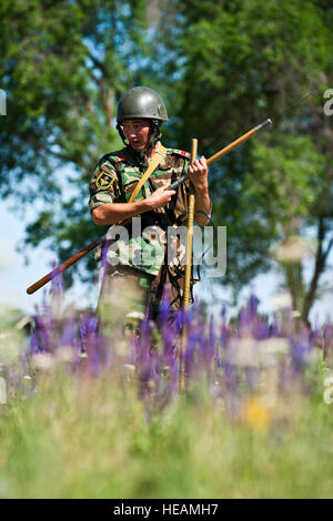 Repubblica del Kirghizistan Cpl. Azamat Kemirkov valuta un campo per la simulazione di mine antiuomo durante la fase di esercizio la cooperazione regionale 12 al Koi Tash Accademia militare, il Kirghizistan, il 22 giugno 2012. Repubblica del Kirghizistan e nazioni partner condurre l'eliminazione degli ordigni esplosivi scenari di addestramento per tutto l'esercizio. La cooperazione regionale 12 è una multinazionale esercizio inteso a rafforzare le relazioni e promuovere la cooperazione regionale tra i paesi partecipanti offrendo al contempo coordinata, risposta rapida scenari in caso di un disastro che colpisce di più i paesi della regione. Senior Airman Brett Cla Foto Stock