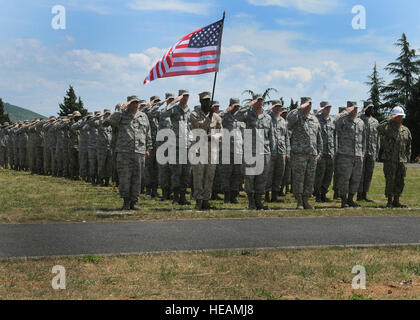 Militari statunitensi membri della resilienza condivisa 2012 saluta di rendering per gli Stati Uniti e Bosnian-Herzegovinian inni nazionali durante la cerimonia di apertura qui maggio 28, 2012. Più di 500 militari membri provenienti da nove nazioni partecipano all'annuale U.S. Comune di capi di Stato Maggiore sponsorizzato esercizio 28 maggio - 8 giugno. Gli obiettivi dell esercizio sono per rafforzare l'interoperabilità, facilitare la formazione in risposta alla crisi e la gestione delle catastrofi e convalidare la disponibilità del militare dispiegabile assistenza medica e umanitaria squadre. L'esercizio, nello spirito del partenariato per la pace, direttamente Foto Stock