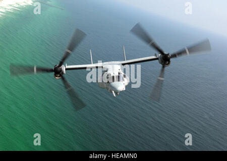 Un U.S. Marine Corps MV-22 Osprey dal mezzo marino Tiltrotor Training Squadron 204 (VMMT-204), Marine Corps Air Station New River, N.C., vola sopra il Golfo del Messico e le aree circostanti in Florida il 30 marzo 2007. Marines da VMMT-204 sono su una due-w eek esercitazione in campo Hurlburt Fla., per consentire a piloti e altri equipaggi ai membri la possibilità di treno in un ambiente diverso e spostarsi su un terreno sconosciuto. Senior Airman Andy M. Kin) (rilasciato) Foto Stock