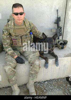 Stati Uniti Air Force Staff Sgt. Robert Wilson, 366 militari SFS cane da lavoro gestore, e il suo cane Troll pausa per una foto prima di partire per una missione nella provincia di Kandahar durante il mese di giugno 2012. Il team ha portato la Joint Task Force e l esercito nazionale afghano soldati attraverso più di due miglia di improvvisata dispositivo esplosivo infestati campi di papavero e estremamente terreni accidentati al fine di raggiungere in modo sicuro il loro obiettivo finale. Foto Stock