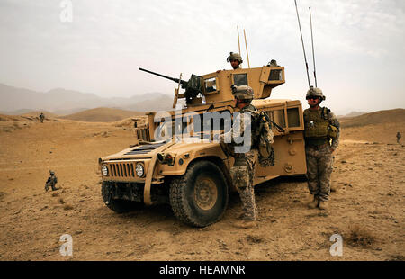 Avamposto di combattimento MIZAN, Afghanistan -- soldati assegnati al 3° plotone, Fox Company, 2° Stormo, 2° Stryker reggimento di cavalleria, fornire overwatch per la loro squadra durante una pattuglia smontati vicino a combattere avamposto Mizan, Mizan Distretto, Provincia di Zabul, Agosto 16, 2010. La pattuglia incentrato su parlando con la popolazione locale per valutare le loro esigenze e sorveglianza della sicurezza della zona. Senior Airman Natanaele Callon Foto Stock