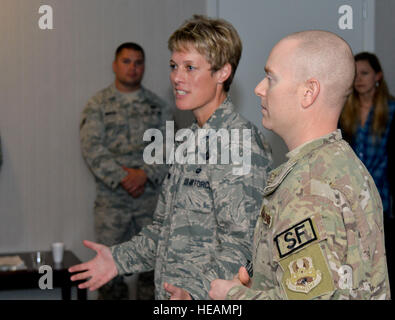 Col. Kristin Goodwin, seconda bomba Wing Commander, indirizzi aviatori tornando a casa dopo sei mesi di distribuzione su Barksdale Air Force Base, La., nov. 5, 2014. Goodwin ha accolto con favore la squadra torna a Barksdale e si congratula con loro su di una distribuzione di successo. Airman 1. Classe Mozer O. Da Cunha) Foto Stock