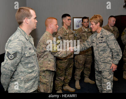 Col. Kristin Goodwin, seconda bomba Wing Commander, ha accolto con favore gli avieri home da sei mesi di distribuzione su Barksdale Air Force Base, La., nov. 5, 2014. Goodwin ha salutato i membri del team individualmente durante un ricevimento. Airman 1. Classe Mozer O. Da Cunha) Foto Stock