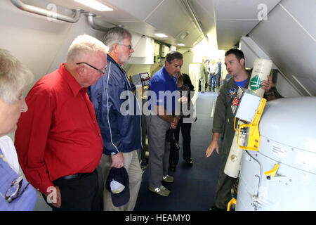 160624-N-DC740-034 Oak Harbor, nello Stato di Washington (24 giugno 2016) Aircrewman navale (l'operatore) 1a classe Steve Oles, Patrol Squadron 30, spiega il processo di distribuzione di boe sonar durante un tour di P-8 Poseidon per funzionari locali, Navy League membri, Camera di commercio di organi, e associazione di ufficiali militari membri su Naval Air Station Whidbey Island's Ault campo. Il P-8 è programmato per sostituire il P-3, nel servizio navale a partire dagli anni sessanta, entro e non oltre il 2020. La comunicazione di massa specialista in seconda classe John Hetherington Foto Stock