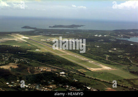 Vista aerea della rampa spazio, delle vie di circolazione e delle aree circostanti del Naval Air Station Roosevelt strade, Puerto Rico, durante lo squalo di Phoenix, un Aria Mobilità il comando ESERCITAZIONE. Foto Stock