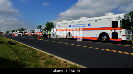 Le ambulanze attendere per i pazienti che devono essere caricati durante la catastrofe nazionale sistema medicale in esercizio, Maggio, 14, 2014 all'Greenville-Spartanburg l'Aeroporto Internazionale di Greenville, S.C. La 315Airlift Wing ha ospitato una catastrofe nazionale sistema medicale in esercizio per attivare active, riserva e servizio di guardia membri lungo con agenzie civili la possibilità di dimostrare il soccorso medico e il trattamento delle competenze. La manifestazione ha avuto luogo sia a base comune, Charleston S.C., la posizione del terremoto simulato incidente in cui i pazienti hanno ricevuto il trattamento iniziale e di Greenville, S.C., in cui i pazienti sono stati evacua Foto Stock