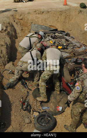 La Guardia Nazionale Pararescue (pj) membri arrivano sul sito, tramite Air drop, di una simulazione di scena dell'incidente di estradare vittime e rendere care on-scena durante la Guardia Nazionale Patriot 2014 esercizio al campo Volk, Wis. Il PJs erano aria-scesa da un Nevada Air National Guard C-130 con tutte le marce, compresi i veicoli, vari strumenti di potenza e apparecchiature mediche, per aiutare la vittima di uno sforzo di estrazione. Alcune unità della Air National Guard, Esercito Guardia Nazionale e unità di riserva da diversi Stati membri stanno lavorando con gli enti locali, statali e di organizzazioni nazionali per il treno sulla, eseguire e valutare i loro abili Foto Stock