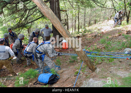 Membri del New Jersey Air National Guard 108th della risposta di emergenza gruppo (CRG) trasferimento simulato un ferito escursionista su un medico di lettiera per essere evacuata tramite il paranco durante la Guardia Nazionale Patriot 2014 esercizio al campo Volk, Wis. alcune unità della Air National Guard, Esercito Guardia Nazionale e unità di riserva da diversi Stati membri stanno lavorando con gli enti locali, statali e di organizzazioni nazionali per il treno sulla, eseguire e valutare la loro capacità di rispondere alle emergenze multiple. Foto Stock