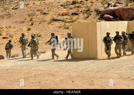 I soldati del primo battaglione, xv Reggimento di Fanteria, 3° Brigata pesante contro la squadra, terza divisione di fanteria, stack durante la cancellazione di un villaggio presso il National Training Center (NTC) iterazione 5-12, Fort Irwin, ca., 12 marzo, 2012. Lo scopo di questo esercizio è di fornire formazione sul campo prima della distribuzione. Il personale Sgt. Marco Saylock/rilasciato) Foto Stock