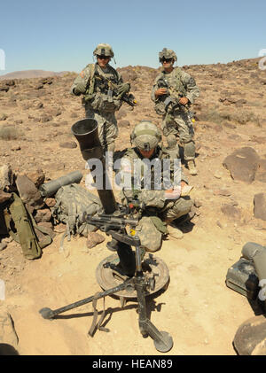 Stati Uniti Esercito PV2. Dalton Padgett, sinistra, Jeff Creason, centrale e Cory Bigelow, preparare un mortaio arma durante un recon e missione di sicurezza sul combattimento avamposto 28, Ft. Irwin, Calif, National Training Center, 16 giugno 2012. NTC fornisce la vita come situazioni di training e operazioni; preparando soldati per la cosa reale. Il personale Sgt. Gli accordi di Dayton Mitchell/) Foto Stock