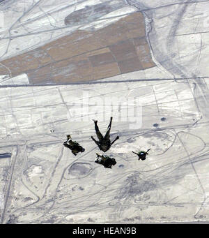 US Air Force Pararescuemen riserva assegnata al 301st Rescue Squadron, eseguire un alta altitudine bassa apertura del paracadute di saltare su di Tallil Air Base, Iraq, durante l'Operazione Iraqi Freedom. Il personale Sgt. Shane Cuomo) Foto Stock