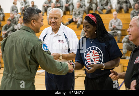 Col. Sarady Tan (sinistra), 366 Medical Group commander, presenta un 366 Fighter Wing sfida moneta per WNBA star Ruthie Bolton a seguito di un cinque su cinque gioco di basket a Montagna Home Air Force Base, Idaho, Ottobre 4, 2013. Bolton, lungo con NBA legend Lenny Wilkens allenata due squadre come parte di un kick-off per salutare iniziativa di base a casa di montagna AFB. Tech. Sgt. Samuel Morse Foto Stock