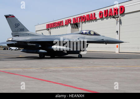 Un F-16C BLOCCO 50 Fighting Falcon da Spangdahlem Air Base, Germania arriva alla 148th Fighter Wing Air National Guard Base, Duluth, Minn. Apr. 27, 2010. Il velivolo è uno del primo blocco 50 F-16s per arrivare al parafango come unità diventa il primo Air National Guard unità da convertire per il blocco 50 aeromobili da Active Duty Air Force. Tech. Sgt. Brett R. Ewald Foto Stock