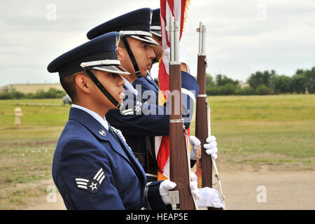 Membri della quinta bomba ala guardia d'onore, effettua durante l'inaugurazione delle nuove forze di sicurezza militari squadrone cane da lavoro struttura presso Minot Air Force Base, N.D., 17 luglio 2012. Il nuovissimo impianto di Air Force Global Strike Command ha spazio sufficiente per dieci gestori, due formatori MWD e un canile master. Senior Airman Brittany Y. Auld) Foto Stock