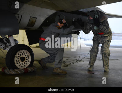 Airman 1. Classe Vyacheslav Kuvila, un 354Manutenzione aeromobili squadrone capo equipaggio, spiega il processo di lancio di un jet di U.S. Air Force Gen. Lori Robinson, il Pacific Air Forces commander, durante la sua visita a Eielson Air Force Base in Alaska, Dicembre 5, 2014. Robinson, insieme con il capo di Master Sgt. Buddy Hutchison, il comando PACAF chief, ha visitato con gli avieri e famiglie e ha ottenuto di vedere di prima mano come Eielson aviatori di eseguire l'Air Force missione. Il personale Sgt. Shawn in nichel Foto Stock