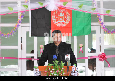 KABUL, Afghanistan (feb. 27, 2011) -- Una cerimonia commemoriating l'apertura del nuovo Sir Asyab ragazze High School si è verificato un edificio sabato frequentato da U.S. Esercito il Mag. Gen. Timothy McHale, vice comandante-Supporto, U.S. Forces-Afghanistan; Afghanistan Ministro Ghulam Farooq Wardak, ministro dell'istruzione; il colonnello Sediqullah Saberi, commander, Darulaman guarnigione; Toran Ishaq, villaggio sambuco, gli studenti e le loro famiglie e i loro responsabili della scuola. Foto Stock