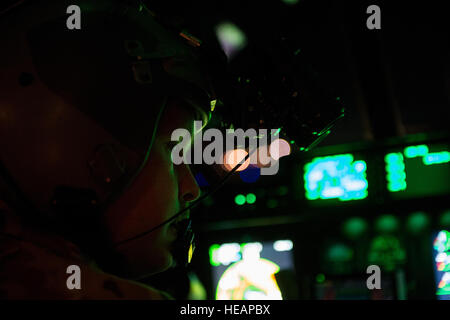 Stati Uniti Air Force Capt. Contrassegnare Domogala, 774th Airlift Expeditionary Squadron C-130J Super Hercules pilota, atterra un C-130J a Bagram Air Field, Afghanistan, dopo consegnando il carico a Jalalabad Air Field, 25 maggio 2015. Stati Uniti Air Force velivoli cargo hanno consegnato 19.900 breve di tonnellate di merci in tutta l'Afghanistan quest'anno. Tech. Sgt. Giuseppe Swafford Foto Stock