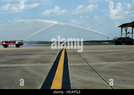 Stati Uniti Air Force Il Mag. Gen. H. D. Polumbo Jr., nono Air Force commander, taxi la sua F-16CM Fighting Falcon attraverso un arco di acqua dopo il ritorno dal suo ultimo volo a Shaw Air Force Base, S.C. Giugno 26, 2015. Polumbo è programmato al ritiro durante il mese di luglio dopo 34 anni di servizio militare. Senior Airman Diana M. Cossaboom Foto Stock