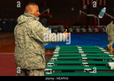 New Jersey Air National Guardsman Master Sgt. Harry Waugh passa fuori acqua per altre guardie a Jersey City Armory, Jersey City, N.J., il Ott 31. La città di Jersey Armory è preparato a prendere su 1000 plus spostato locali cittadini che hanno evacuato aree danneggiate dall uragano Sandy, fornendo loro strutture mediche e pasti caldi. Waugh è un membro dei militari pari opportunità di squadra a 177th Fighter Wing, New Jersey Air National Guard, che si trova a Atlantic City aeroporto internazionale, N.J. Tech. Sgt. Matt Hecht) Foto Stock