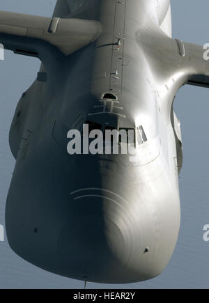 Oltre l'OCEANO PACIFICO -- il gigantesco C-5 Galaxy, con la sua enorme capacità di payload, fornisce il comando di mobilità dell'aria intertheater airlift a sostegno degli Stati Uniti alla difesa nazionale. La C-5 è uno degli aeromobili più grandi al mondo. Esso può portare enormi e oversize cargo intercontinental varia e può decollare o terreni in tempi relativamente brevi distanze. Gli equipaggi di terra è in grado di caricare e scaricare il C-5 simultaneamente presso la parte anteriore e posteriore delle aperture di carico. Master Sgt. Lancia Cheung) Foto Stock