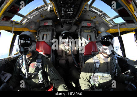 Gli equipaggi degli aeromobili assegnati per la 96Bomb Squadron partecipare a una bandiera rossa-Alaska 10-2 sortie su un B-52H Stratofortress, Aprile 29, 2010, Eielson Air Force Base in Alaska. L'equipaggio è assegnato a Barksdale AFB, Louisiana. Il personale Sgt. Christopher Boitz) Foto Stock