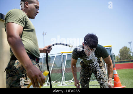 Stati Uniti Marine Corps Lance Cpl. Joshua Brown un atterraggio assistenza specialistica con scopi speciali Air-Ground Marine Task Force Response-Africa crisi, lava la sua faccia dopo aver spruzzato con spray OC durante un non-letali in corso presso Naval Air Station Sigonella, Italia, Agosto 4, 2016. Marines hanno insegnato show-di-force tattiche, come per trattenere un non-combattivo e singoli esperti spray OC e l'X-26E TASER durante il corso. Stati Uniti Marines e velisti assegnati per scopi speciali Air-Ground Marine Task Force-Crisis Response-Africa supporto Comando operazioni, imprevisti e la sicurezza e la cooperazione in Foto Stock