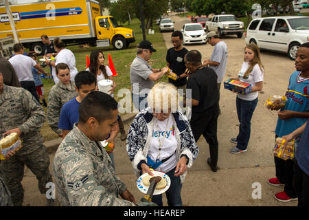 Air Force Airman 1. classe Edgar Aguilar serve cibo ai volontari di Moore, Okla., 23 maggio 2013. Aguilar, viene assegnato il 963rd Airborne Air Control Squadron e viene da El Paso, Texas. Il personale Sgt. Jonathan Snyder Foto Stock
