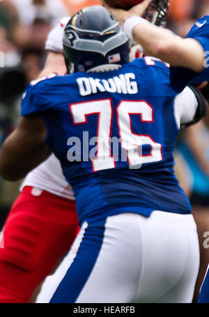 New York Giants quarterback Eli Manning, getta un pass durante il secondo trimestre del 2013 National Football League Pro Bowl, gen., all'Aloha Stadium di Honolulu. Diverse centinaia di membri del servizio assegnato a basi in tutto le Hawaii sono stati onorati durante i giochi cerimonie di apertura ed il tempo di emisaturazione celebrazione. ( U.S. Air Force Tech. Sgt. Michael R. Holzworth Foto Stock
