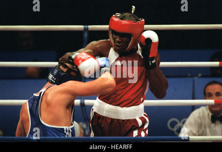 Dritto, medium shot del US Army Sergeant del personale Olanda Anderson (rosso) come egli tenta di terra un punzone contro Rudolf Kraj, della Repubblica Ceca, negli uomini 81 chilogrammo di peso di classe al 2000 giochi olimpici a Sydney in Australia, il 24 settembre 2000. SSG Anderson è dall'esercito USA la World Class atleta programma e ha perso Kraj da un punto, 12-13. Foto Stock