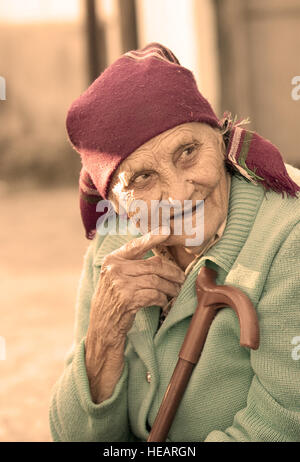 Villaggio di marmo, Kirghizistan - Mariya Tkachenko del villaggio di marmo è stata godendo la vita all'aperto su un banco di lavoro quando gli avieri dal Centro di Transito di Manas è arrivato con una scatola di doni. Qui lei parla con il Mag. Lisa Hess con l aiuto di Gulkaiyr Kabylbekova, interprete per il centro di transito aiuto umanitario della filiale. (U.S. Air Force foto/Tech. Sgt. Jennifer Buzanowski) Foto Stock