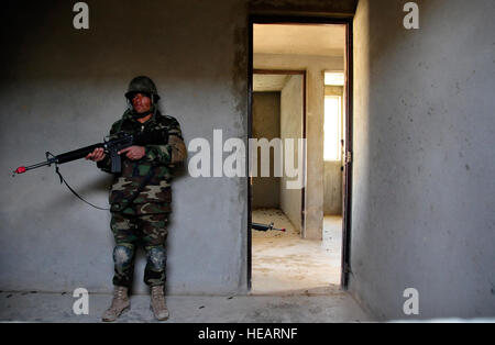 100308-F-1020B-062 Kabul - Un esercito nazionale afghano officer partecipante le protezioni camera durante un edificio esercizio di clearing al militare di Kabul, centro di formazione Marzo 8, 2010. I partecipanti sono in settima settimana di loro 20-settimana officer corso di formazione di base e in un dato giorno, 20.000 ANA reclute stanno frequentando corsi di formazione. Il personale Sgt. Sarah Brown/) Foto Stock