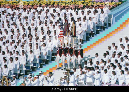 Durante le cerimonie di apertura dei Giochi Olimpici del 1984 si esibisce una guardia colorata vestita con uniformi dell'epoca della Guerra d'indipendenza americana, dimostrando le tradizioni militari storiche. Foto Stock