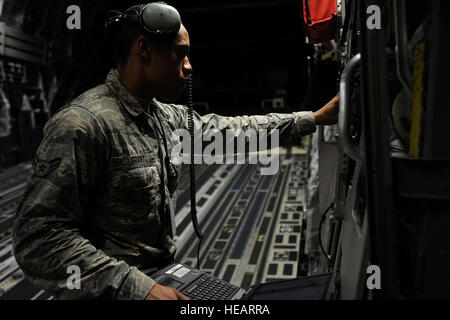 Airman 1. Classe Cornelio concedere un capo equipaggio con il 437th Manutenzione aeromobili squadrone, apre la rampa di carico porta a risolvere i problemi con il naso il puntone del C-17 Globemaster III a base comune, Charleston S.C., Febbraio 9, 2015. Concessione mantiene strutture di aeromobili, sistemi, componenti e attrezzature di supporto--tutti mentre si lavora swing shift. Spostamento di rotazione per la concessione dura dalle 15.00 alle 23.00 Tech. Sgt. Marco Pittman) Foto Stock