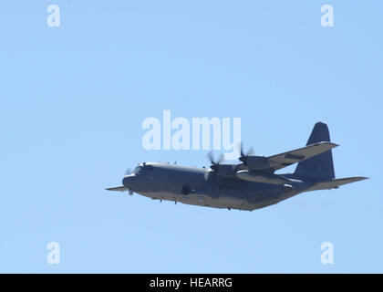 Un U.S. Air Force MC-130W Dragon lancia aeromobile assegnati per la 73rd Special Operations Squadron vola sopra la seconda apertura annuale casa a Cannon Air Force Base, N.M., Sett. 24, 2011. La open house featured 27 Special Operations Wing e Air Force Special Operations Command personale, unità e attività nonché di altre operazioni particolari di unità. Senior Airman James Bell Foto Stock