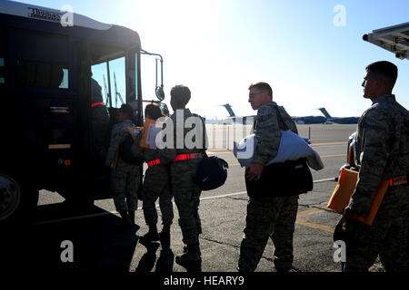 Avieri a bordo di un autobus che li porterà a loro aeromobili durante una prontezza operativa Esercizio, Base comune Charleston, Ott. 25. Il aviatori sono 'deploying' durante il minerale per la simulazione di una posizione dispiegata in Gulfport, MS. Il minerale è la preparazione di JB Charleston per una prontezza operativa controllo nel mese di novembre. Il personale Sgt. Nicole Mickle) () Foto Stock