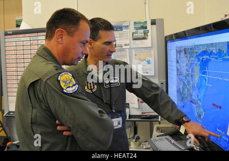 HOUMA, LA -- Air Force Reserve Lt. Col. Dan Sarachene (posteriore) recensioni una mappa del Golfo del Messico con il cap. Travis Adams a Unified Incident Command. Il cap. Adams si prepara ad alleviare Lt. Col. Sarachene e continuare il servizio come una forza aerea liason tra la 910ma Airlift Wing antenna della missione a spruzzo le operazioni e BP svista per fuoriuscite di olio la mitigazione. La 910ma Airlift Wing è stata nebulizzazione aerea disperdente su maree nere dal 1 maggio a seguito dell'esplosione sull'unità mobile di perforazione offshore Deepwater Horizon. Il Mag. Brent Davis. Foto Stock