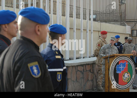 Lt. Gen. William B. Caldwell, IV, commander, NATO Training Mission-Afghanistan, parla ai membri della gendarmeria europea forza durante la cerimonia hanno operato un cambio di bandiera a Camp Eggers, Kabul, Afghanistan. L'obiettivo dell'EGF è fornire la formazione dei consulenti per la nazionale afghano di ordine civile forza di polizia e di fornire alla comunità internazionale con un valido e strumento operativo per la gestione delle crisi. Foto Stock