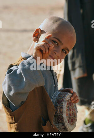 Un ragazzo giovane pone per la telecamera in un accampamento Kuchi vicino Hutal, provincia di Kandahar, Afghanistan, gen. 5.U.S. Soldati dal 5 Stryker Brigade Combat Team, 2a divisione di fanteria e di membri della polizia nazionale afgana fornito assistenza medica e umanitaria agli Kuchi persone che vivono qui. : Staff Sgt. Gli accordi di Dayton Mitchell) Foto Stock