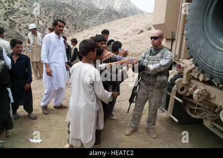 (Provincia di Kapisa, Afghanistan) U.S. Esercito 1Lt. Quentin Cummings, con Team di Ricostruzione Provinciale Kapisa, mani fuori acqua per bambini locali e gli appaltatori a una strada sito in costruzione a est del villaggio Durnama. Il PRT ha il compito di stabilizzare la regione consentendo ai governi locali di cura, educare, impiegano e proteggere il loro popolo attraverso la costruzione di infrastrutture di base e attività di Mentor. Tech. Sgt. Joe leggi, USAF / rilasciato) Foto Stock