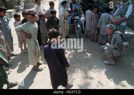 (Provincia di Kapisa, Afghanistan) U.S. Esercito Capt. Rena Patierno-Hope con, Provincial Reconstruction Team Kapisa, visite con bambini locali durante una missione per ispezionare un recentemente completato ponte nel distretto di Surobi dell'Afghanistan. Il PRT ha il compito di stabilizzare la regione consentendo ai governi locali di cura, educare, impiegano e proteggere il loro popolo attraverso la costruzione di infrastrutture di base e attività di Mentor. Tech. Sgt. Joe leggi, USAF / rilasciato) Foto Stock