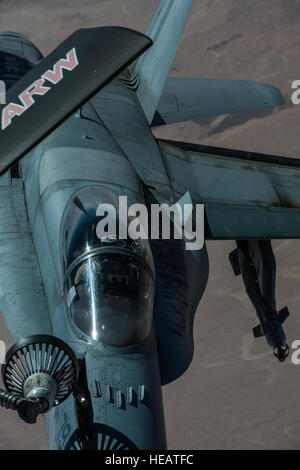 Royal Canadian Air Force CF-188 Hornet è rifornito di combustibile da un U.S. Air Force KC-135 Stratotanker assegnato al 340 Expeditionary Air Refuelling Squadron, 4 marzo 2015, sull'Iraq. I calabroni sono su una missione di sciopero da'esh obiettivi a sostegno di funzionamento inerenti a risolvere. Il personale Sgt. Perry Aston/) Foto Stock