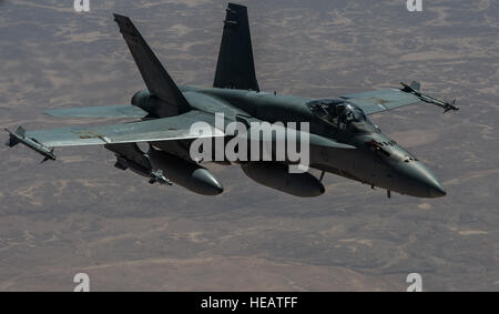 Royal Canadian Air Force CF-188 Hornet vola accanto a Stati Uniti Air Force KC-135 Stratotanker assegnato al 340 Expeditionary Air Refuelling Squadron, mentre il suo wingman refuels, 4 marzo 2015, sull'Iraq. I calabroni sono suggestivi Da'esh obiettivi a sostegno di funzionamento inerenti a risolvere. Il personale Sgt. Perry Aston/) Foto Stock