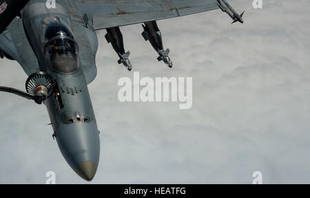 Royal Canadian Air Force CF-188 Hornet è rifornito di combustibile da un U.S. Air Force KC-135 Stratotanker assegnato al 340 Expeditionary Air Refuelling Squadron, 4 marzo 2015, sull'Iraq. I calabroni sono su una missione di sciopero da'esh obiettivi a sostegno di funzionamento inerenti a risolvere. Il personale Sgt. Perry Aston/) Foto Stock