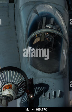 Royal Canadian Air Force CF-188 Hornet è rifornito di combustibile da un U.S. Air Force KC-135 Stratotanker assegnato al 340 Expeditionary Air Refuelling Squadron, 4 marzo 2015, sull'Iraq. I calabroni sono su una missione di sciopero da'esh obiettivi a sostegno di funzionamento inerenti a risolvere. Il personale Sgt. Perry Aston/) Foto Stock