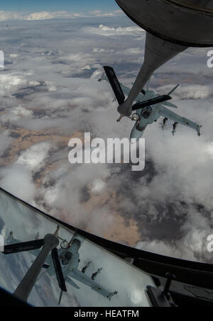 Royal Canadian Air Force CF-188 Hornet è rifornito di combustibile da un U.S. Air Force KC-135 Stratotanker assegnato al 340 Expeditionary Air Refuelling Squadron, 4 marzo 2015, sull'Iraq. I calabroni sono su una missione di sciopero da'esh obiettivi a sostegno di funzionamento inerenti a risolvere. Il personale Sgt. Perry Aston/) Foto Stock